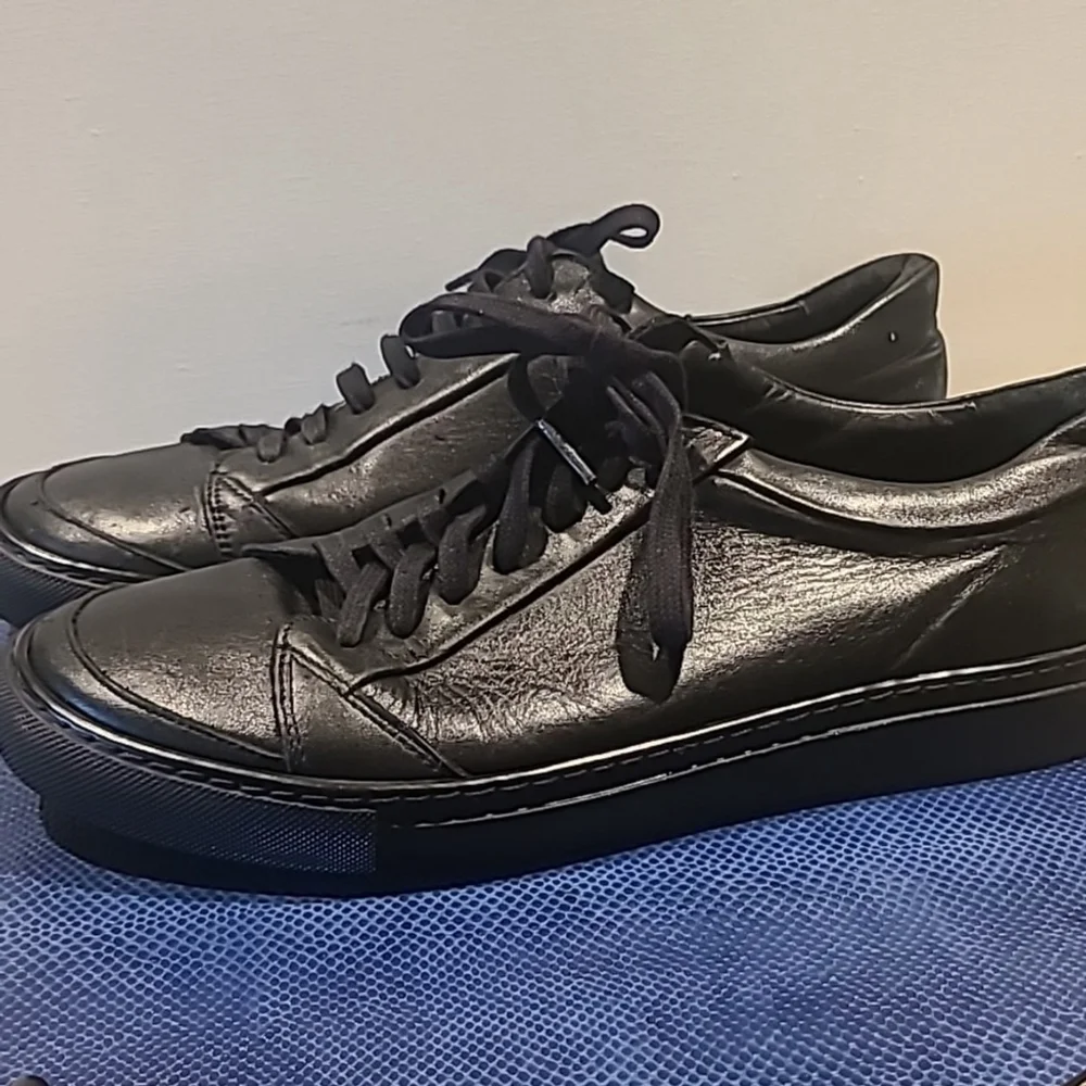 Thorogood Men's black full grain leather: work or athletic shoe. (#1274).